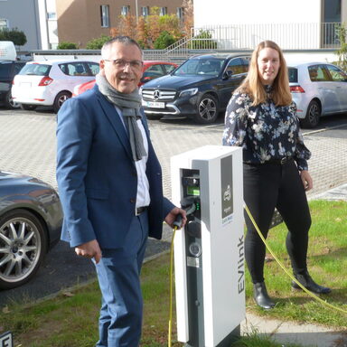 Auf dem Foto sieht man Landrat Andreas Siebert und Klimaschutz-Managerin Dr. Christina Lütke an einer der E-Tankstellen des Landkreises Kassel.