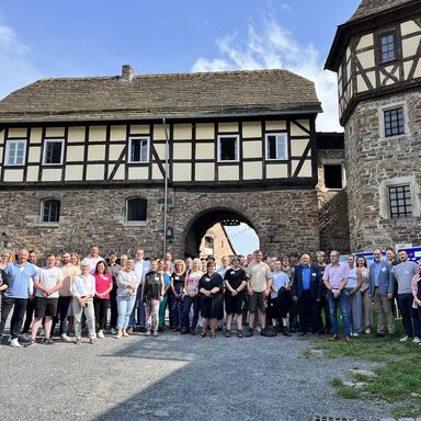 Bei gutem Wetter trafen sich die Gäste sowie Mitarbeitenden und Teilnehmenden der AGiL-Projekte im Wasserschloss Wülmersen.